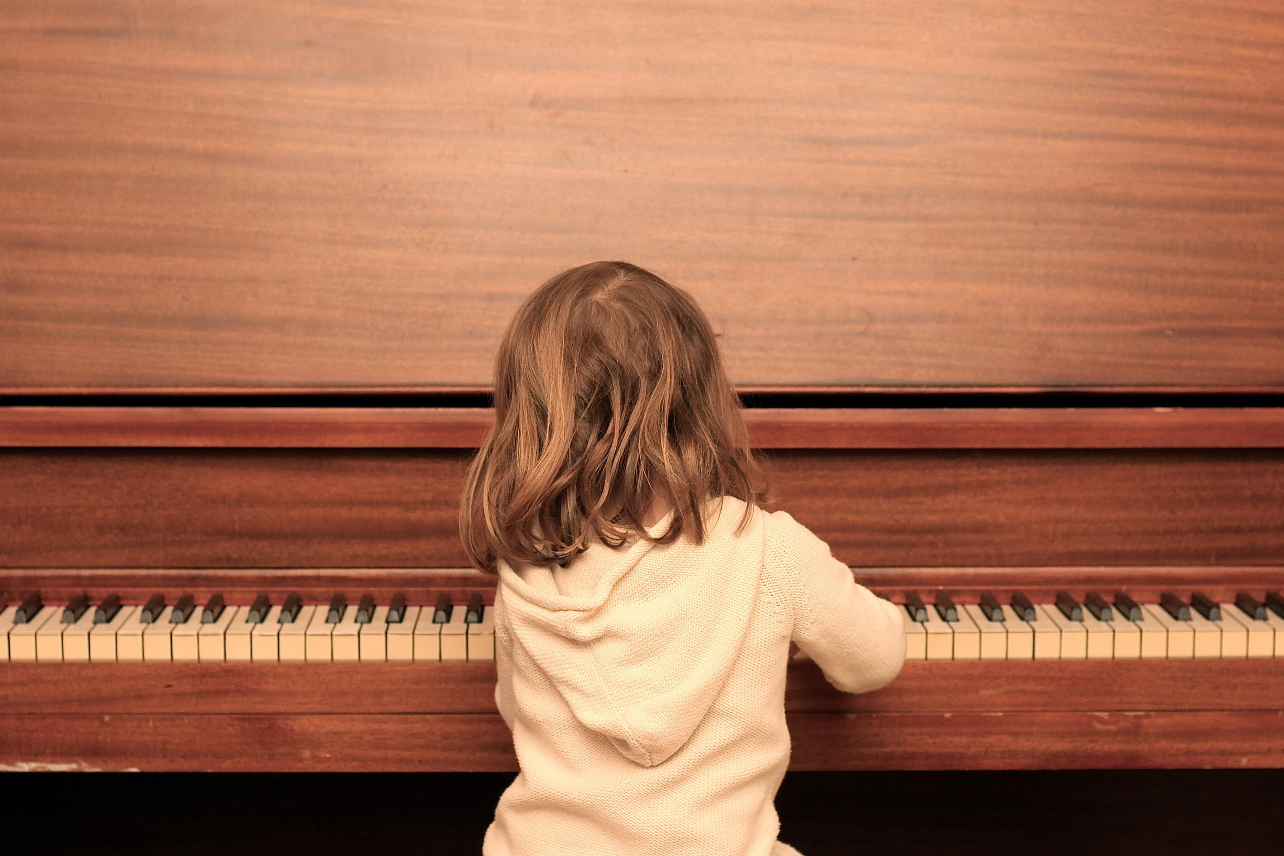 enfant-qui-joue-un-piano-pendant-un-babysitting-à-Paris-8