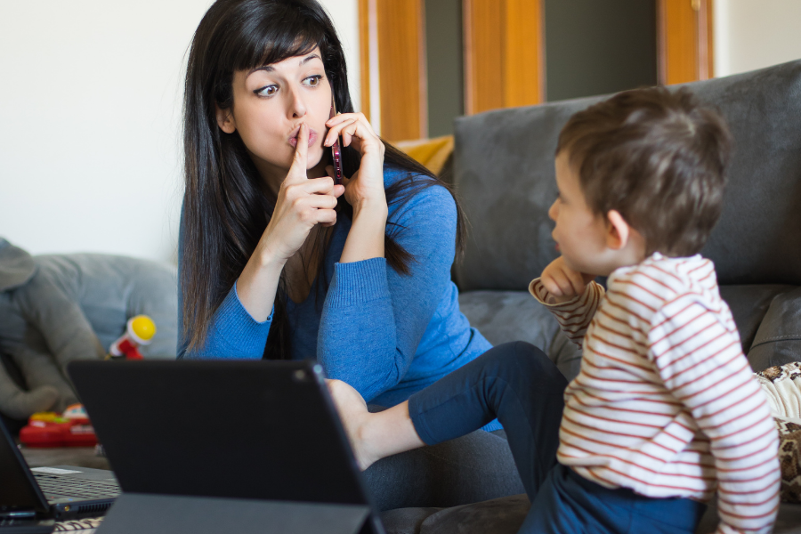 mère en télétravail dérangée par son enfant alors qu'elle téléphone