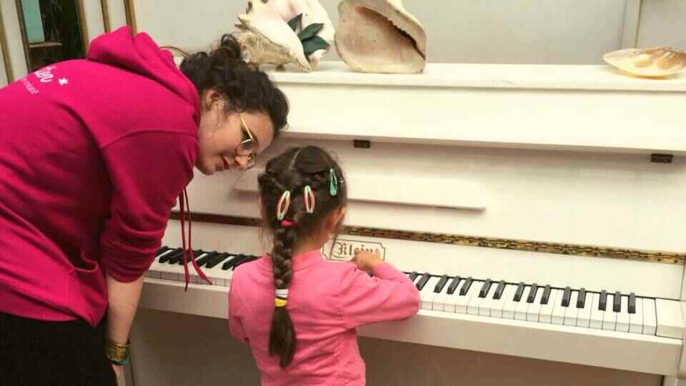 Le Smartsitting et éveil musical : smartsitter fait du piano et éveil musical avec un enfant