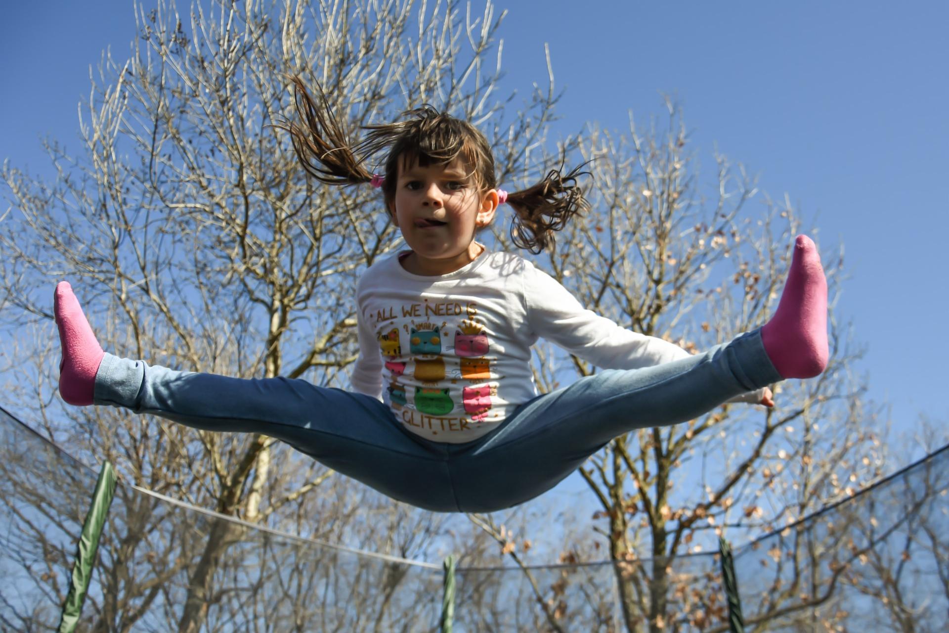 happy girl jump play game