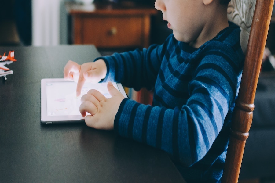 Apprentissage des écrans : comment faire ?