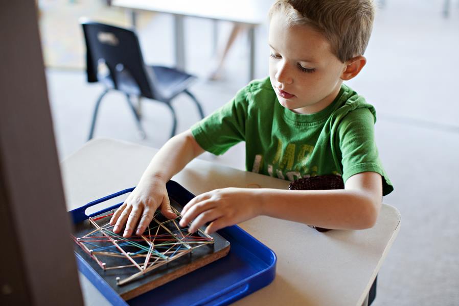 écoles montessori à paris - laquelle choisir enfant de 6 ans devant jeu montessori