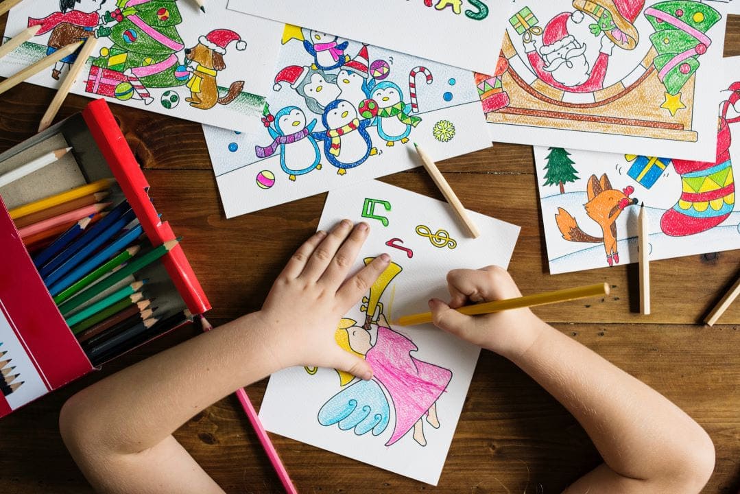 Un enfant dessine