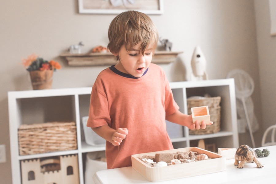 garçon jouant en développant son autonomie dans une école montessori
