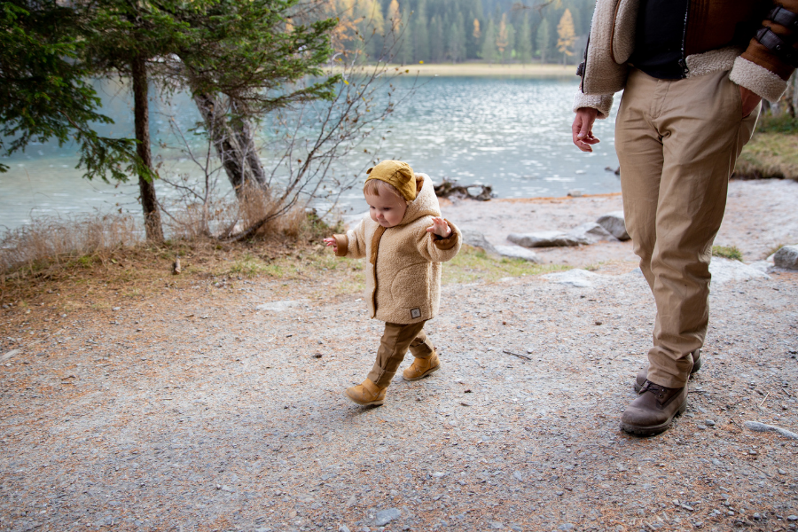 un père et son fils se promenenant