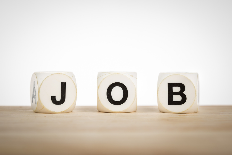 3 dés avec écrit job pour bien choisir son job étudiant
