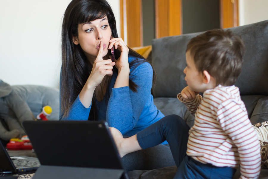 La baysitter dit à l'enfant de ne pas parler