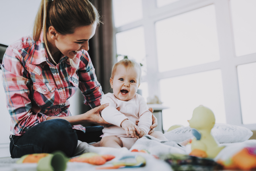 nounou jouant avec bébé