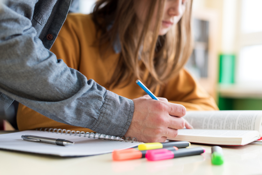 jeune fille lors d'un cours particulier gestes barrières