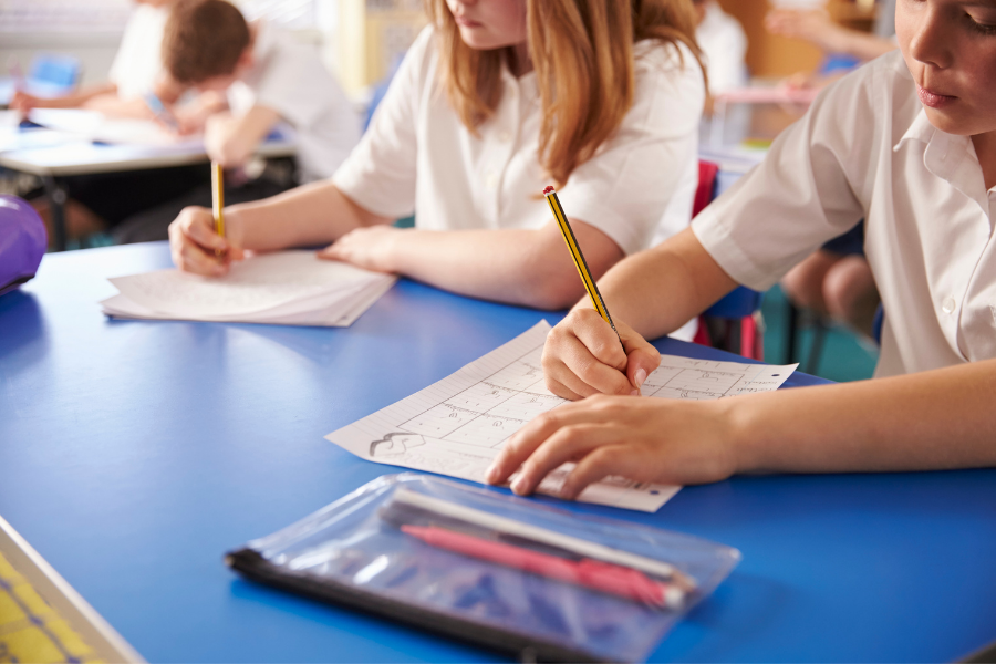 Redoublement : Deux élèves assis, dans une classe de primaire