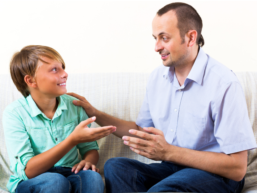 un père et son fils font un débat