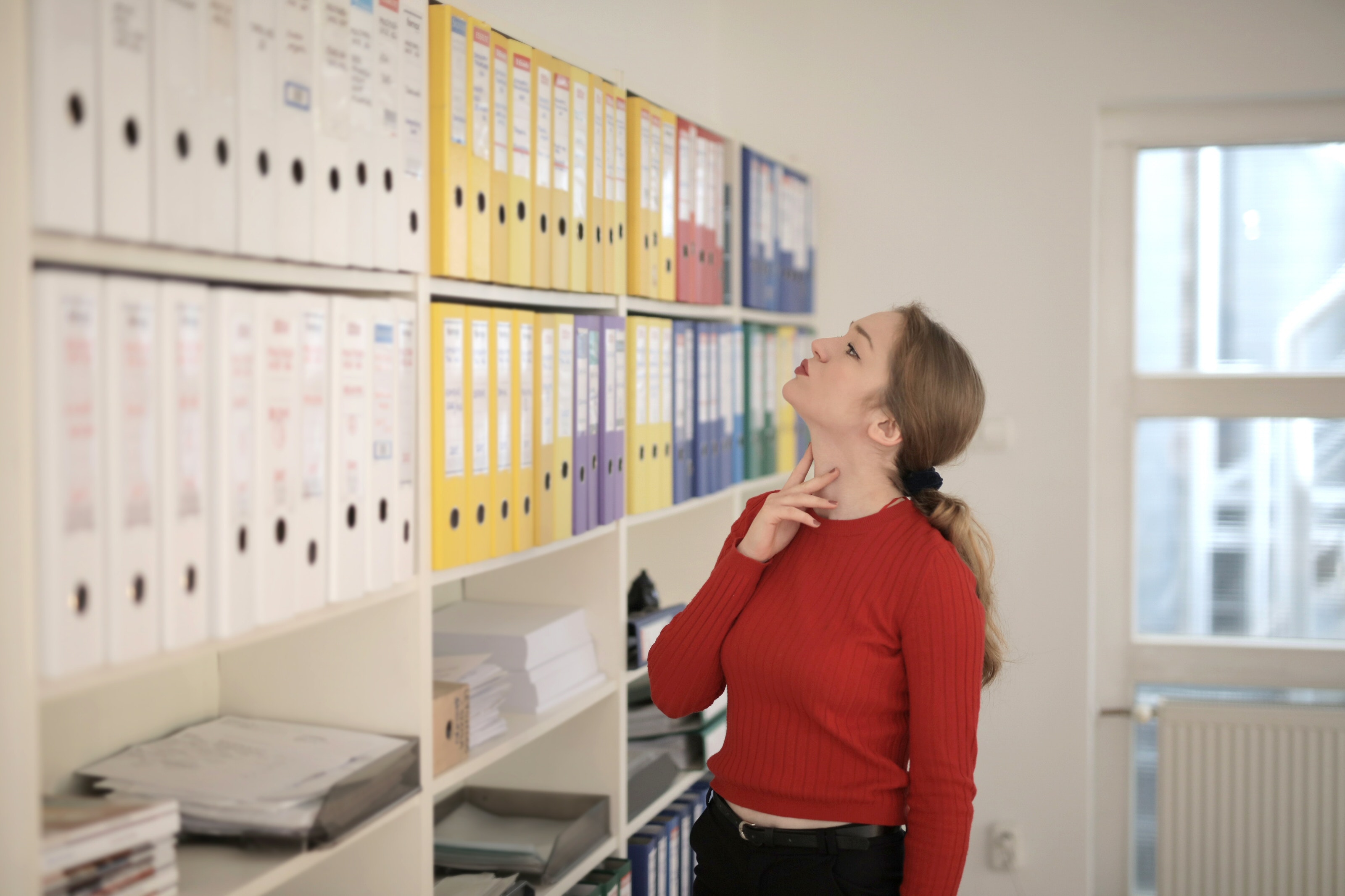 une personne cherche son cahier pour demander les CESU préfinancés