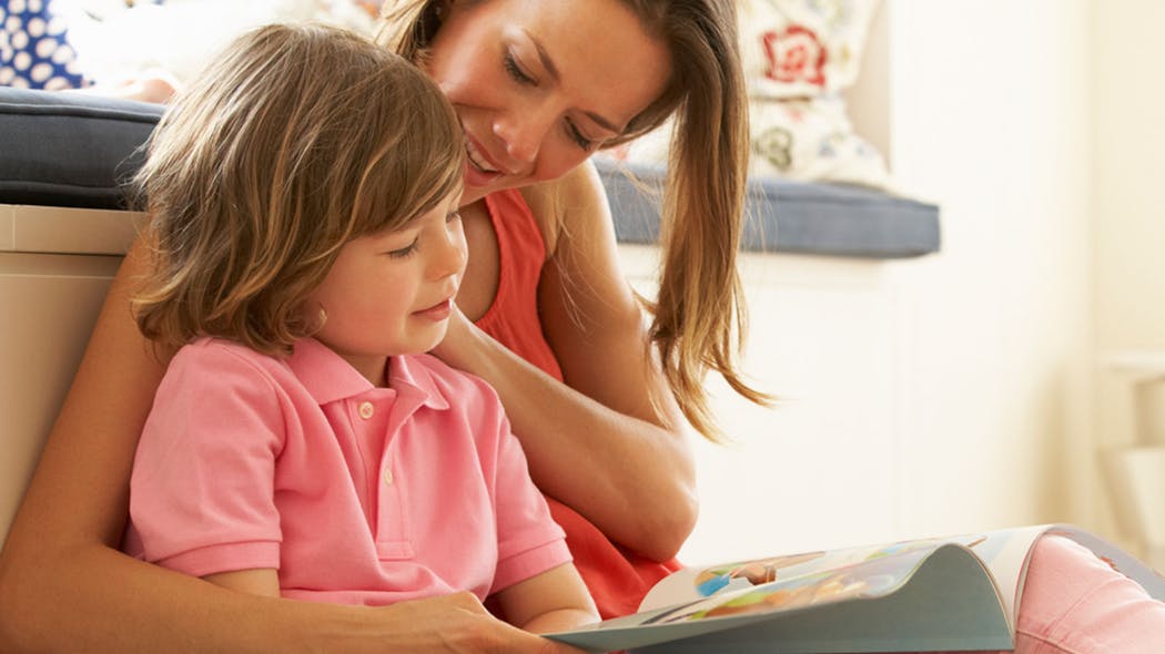 une babysitter garde une enfant