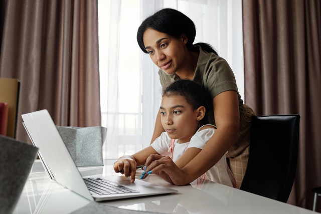 Une enfant fait un travail avec la babysitter