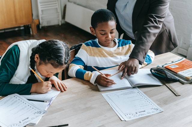 les enfants font leurs devoirs