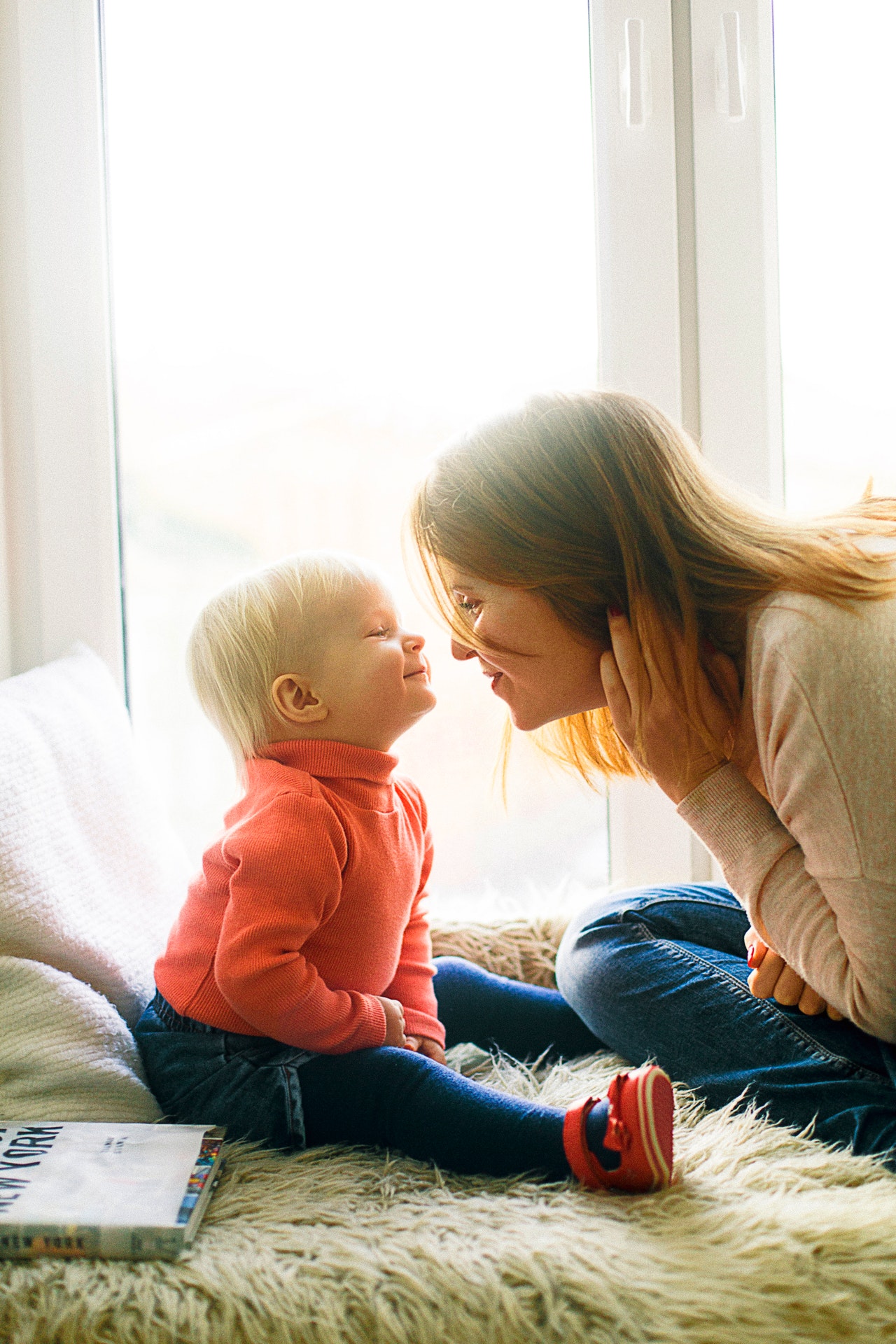 une baby-sitter et un enfant jouent