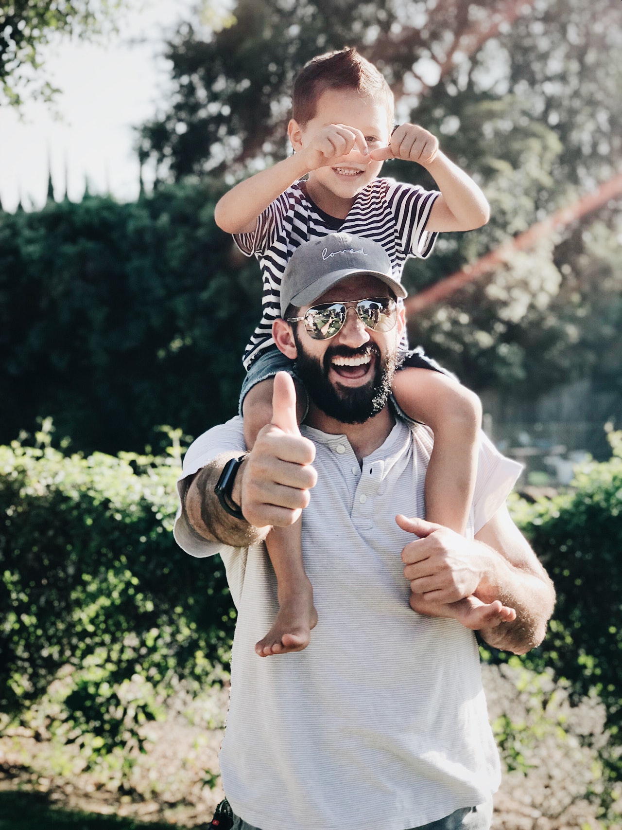 un papa et son fils sont complices