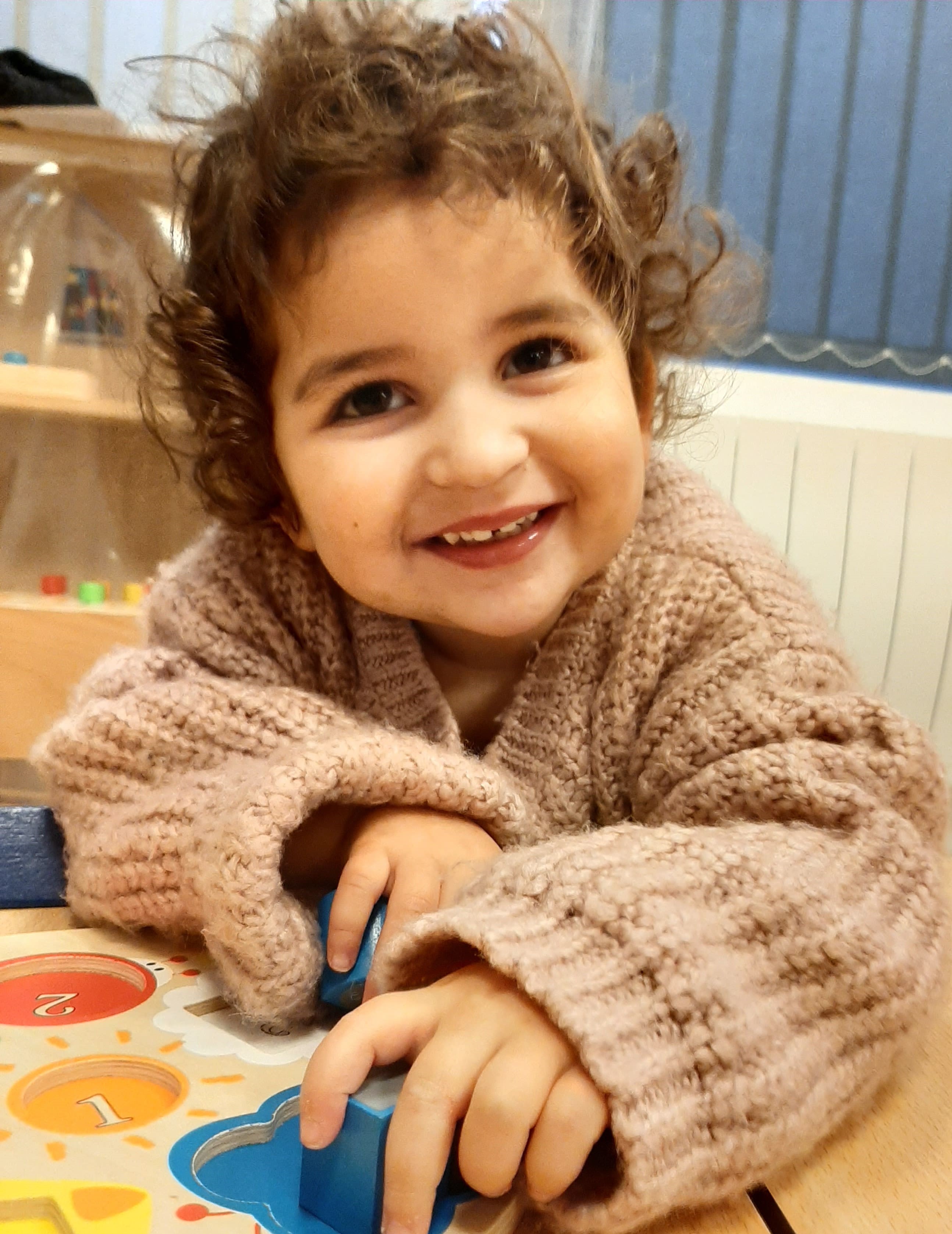 une enfant fait des activités dans son école