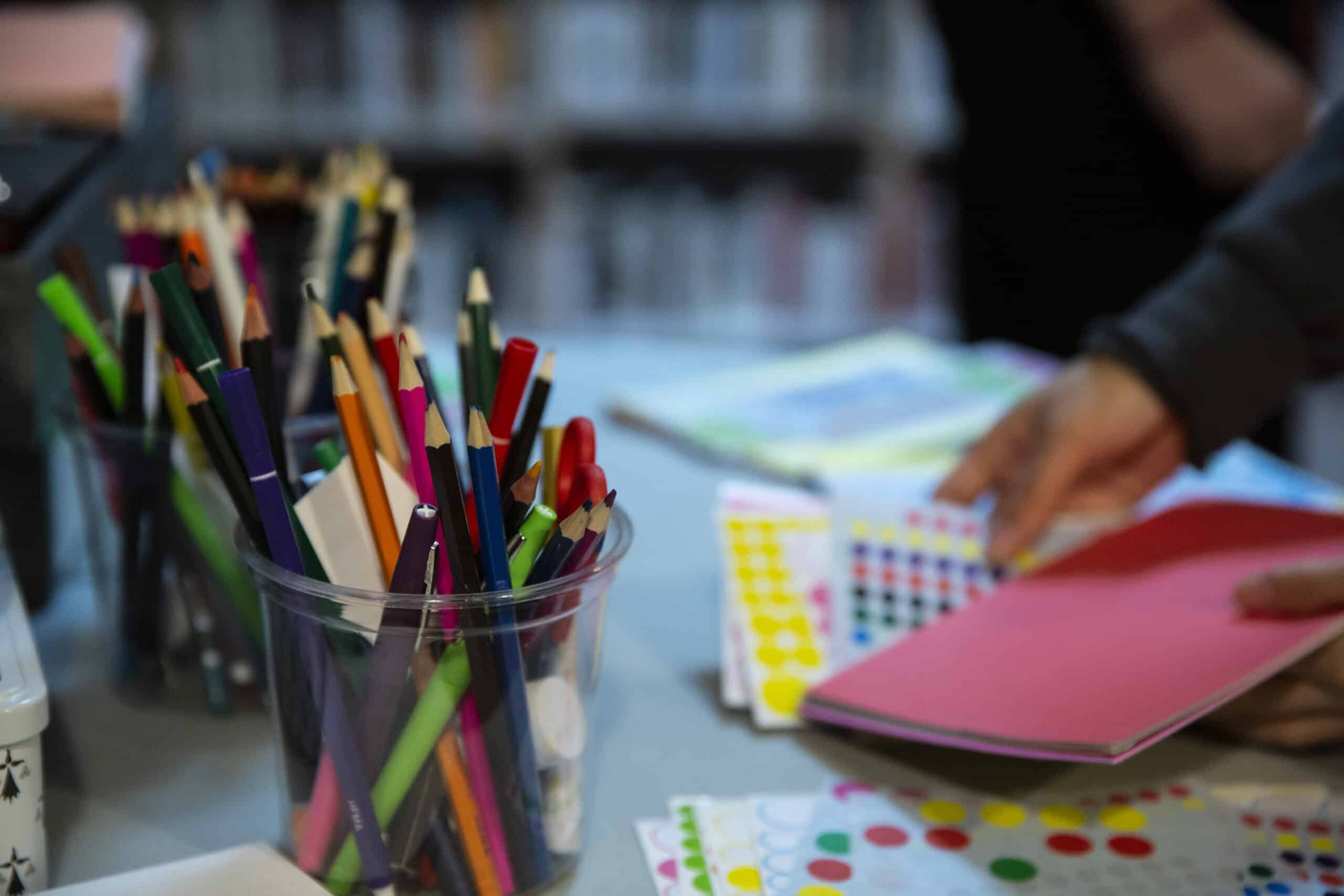crayons et gommettes préparés pour une activité, lettre de motivation baby-sitting