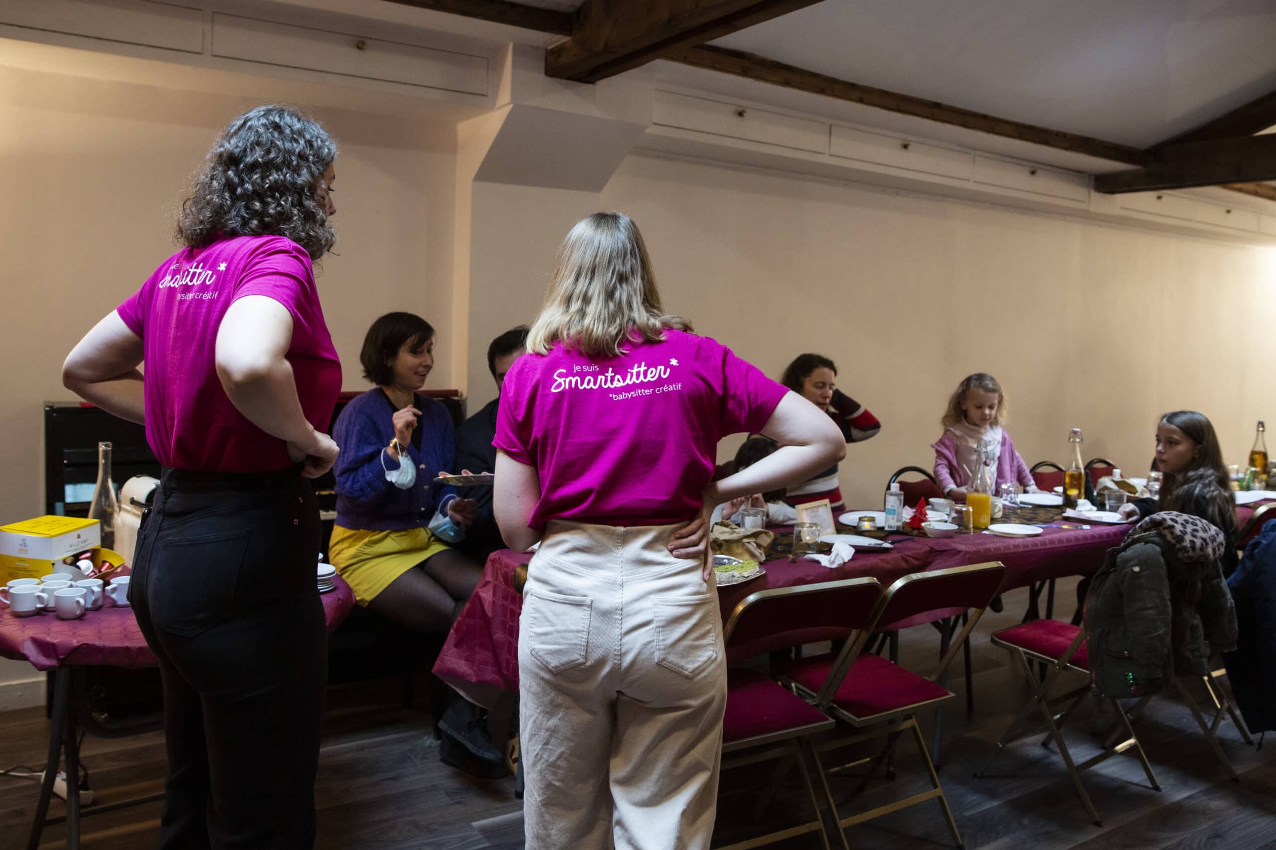 smartsitters animant un atelier avec des enfants, job étudiant le week-end