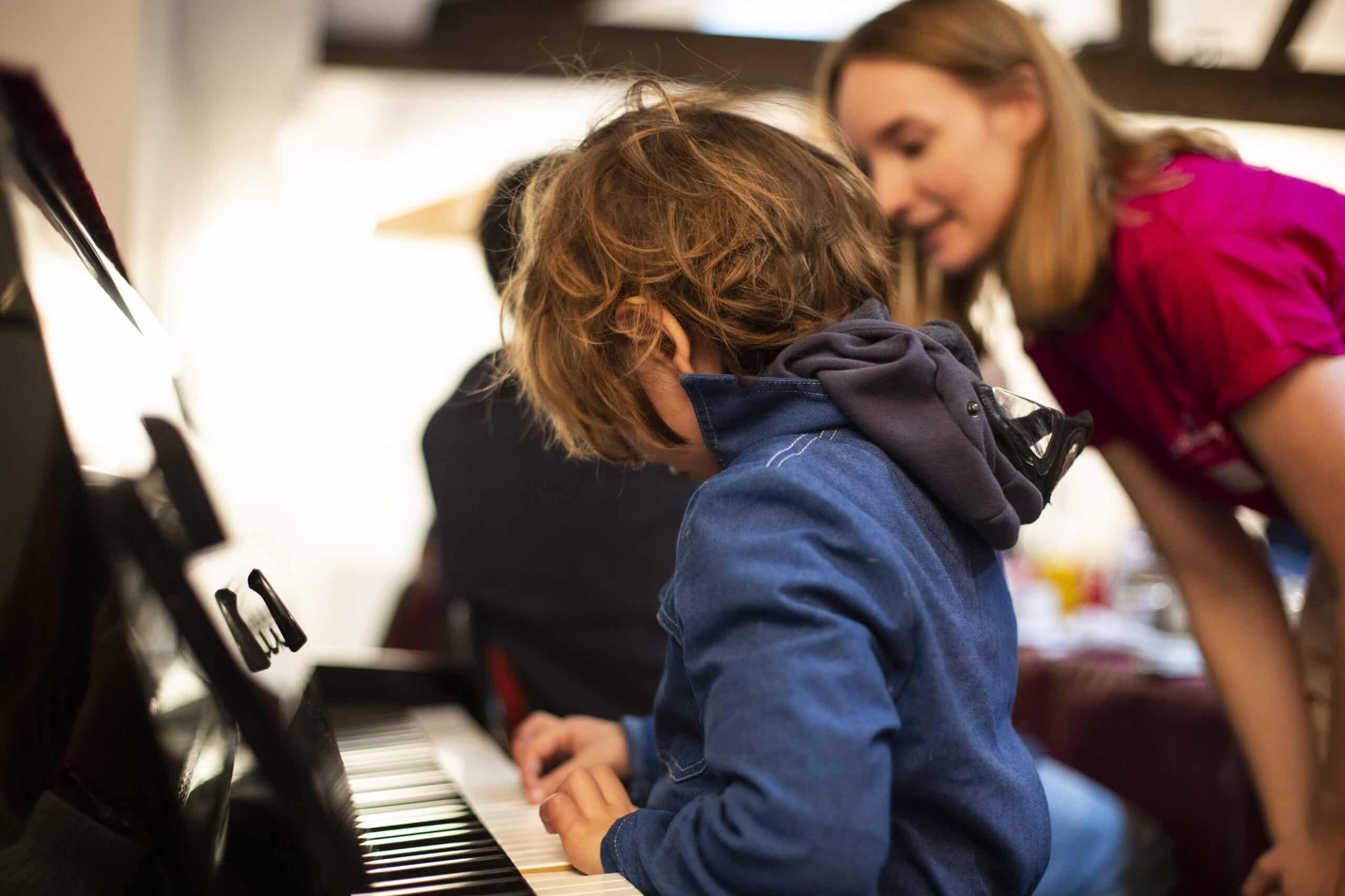 smartsitter musicienne et enfant au piano, concours des écoles d'art et de musique à Paris