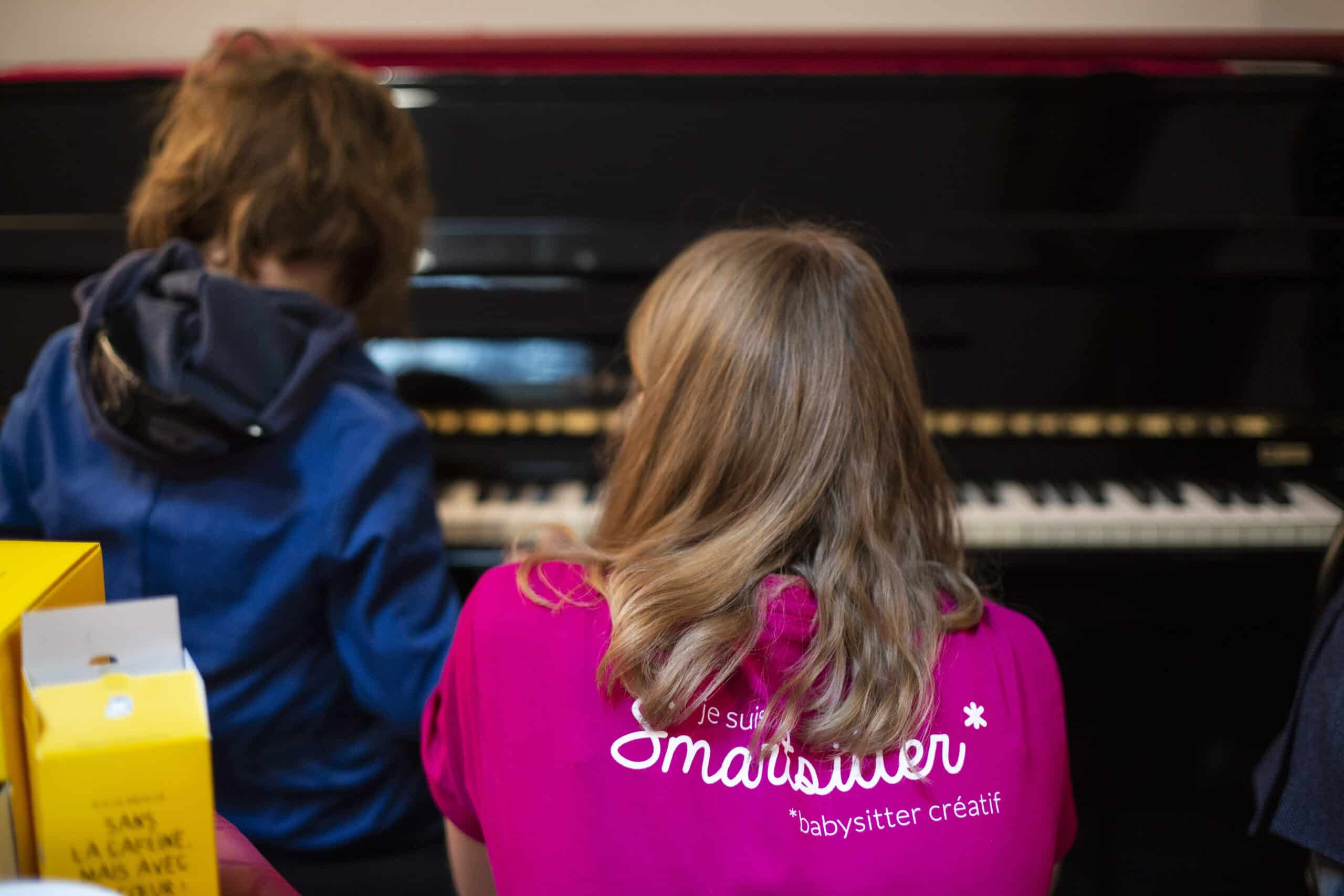 smartsitter et enfant au piano, tarif baby-sitting après les aides