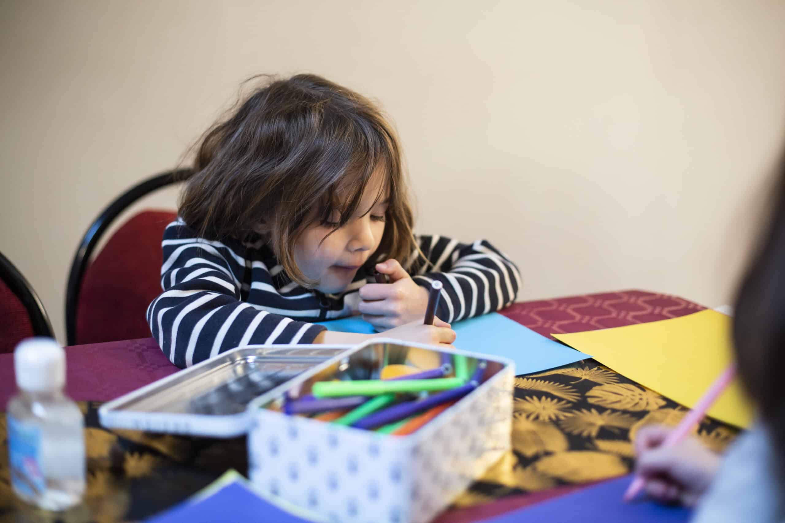 enfant qui dessine avec des feutres, intégrer les Beaux-Arts de Paris