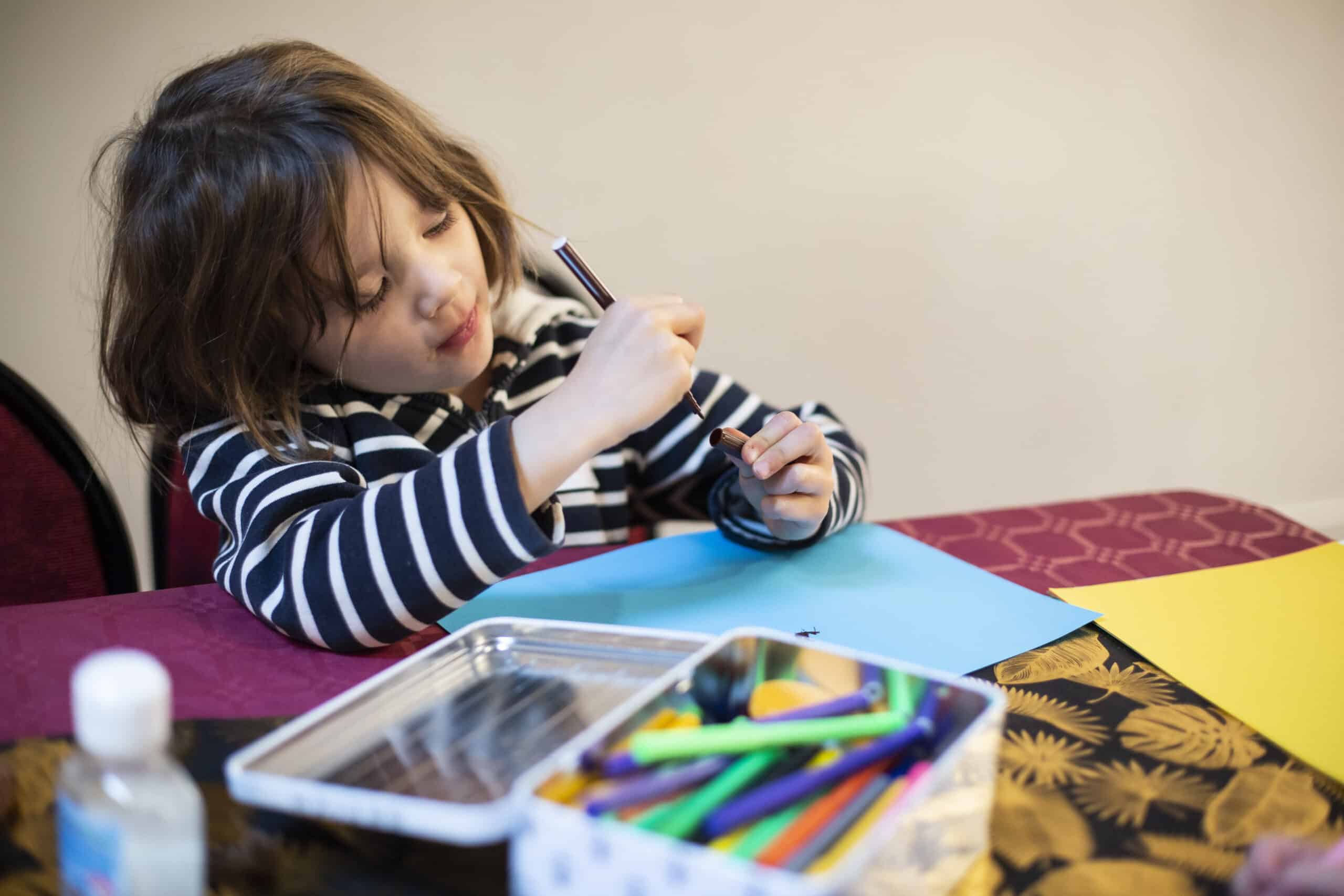 enfant réalisant une activité créative pendant un babysitting à Paris