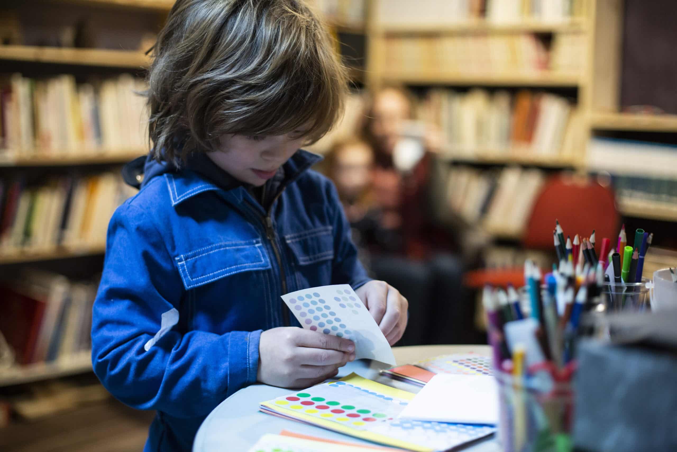 enfant concentré sur une activité créative, CV baby-sitting