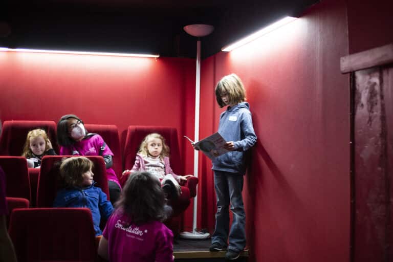 enfants réunis pour un atelier de théâtre et de lecture à voix haute avec des smartsitters