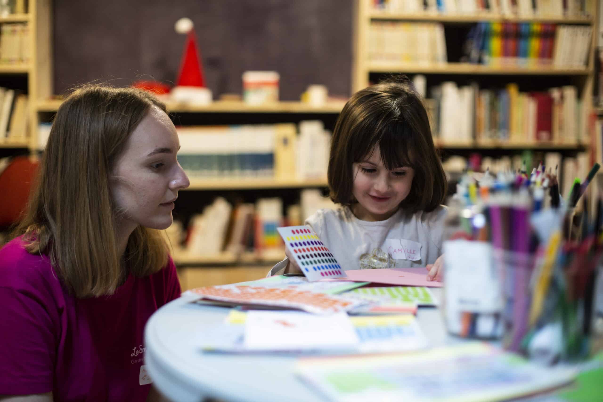 smartsitter et enfant réalisant un atelier créatif pendant une garde d'enfant à Paris