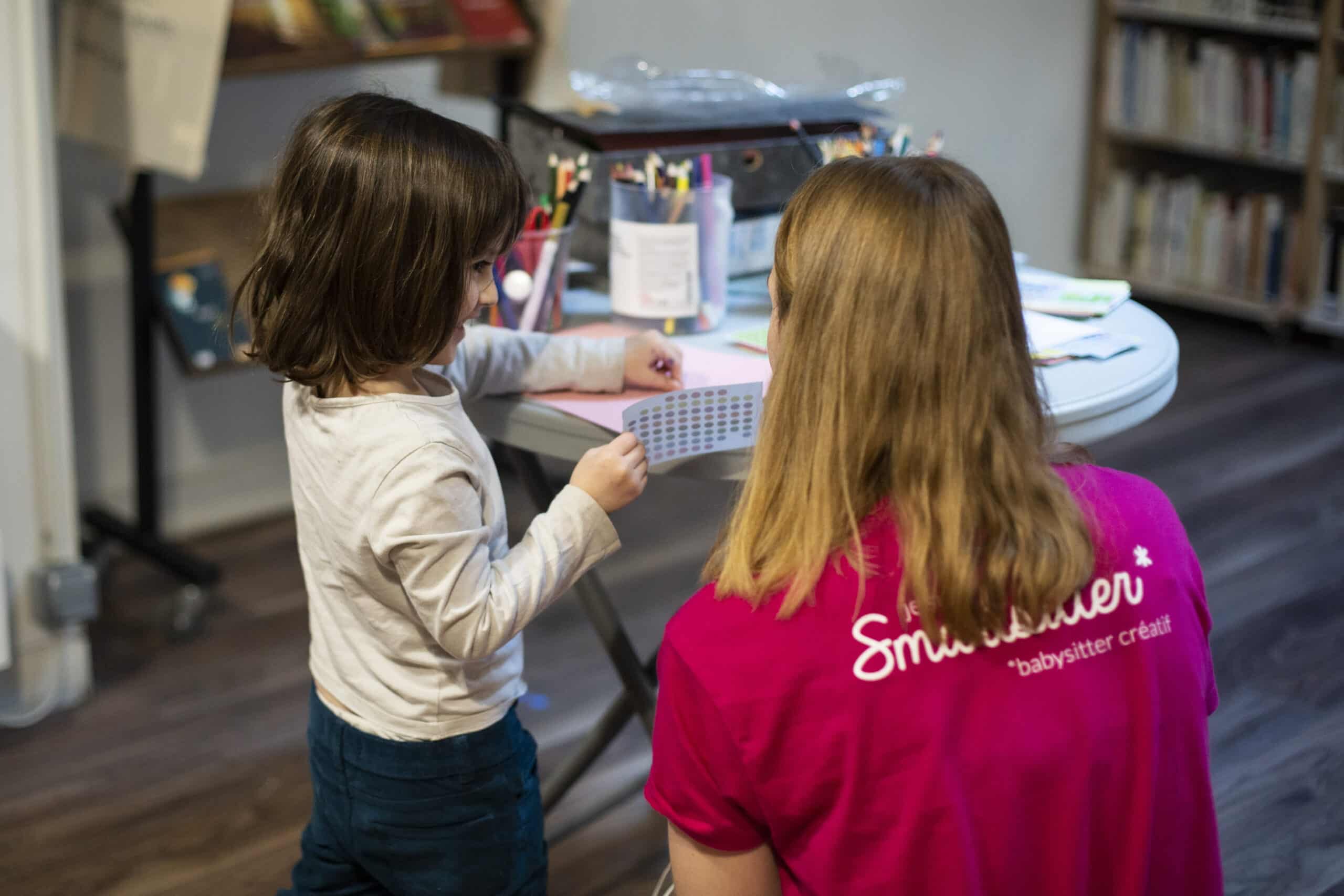 babysitter étudiante avec une enfant, exemple d'annonce de baby-sitting