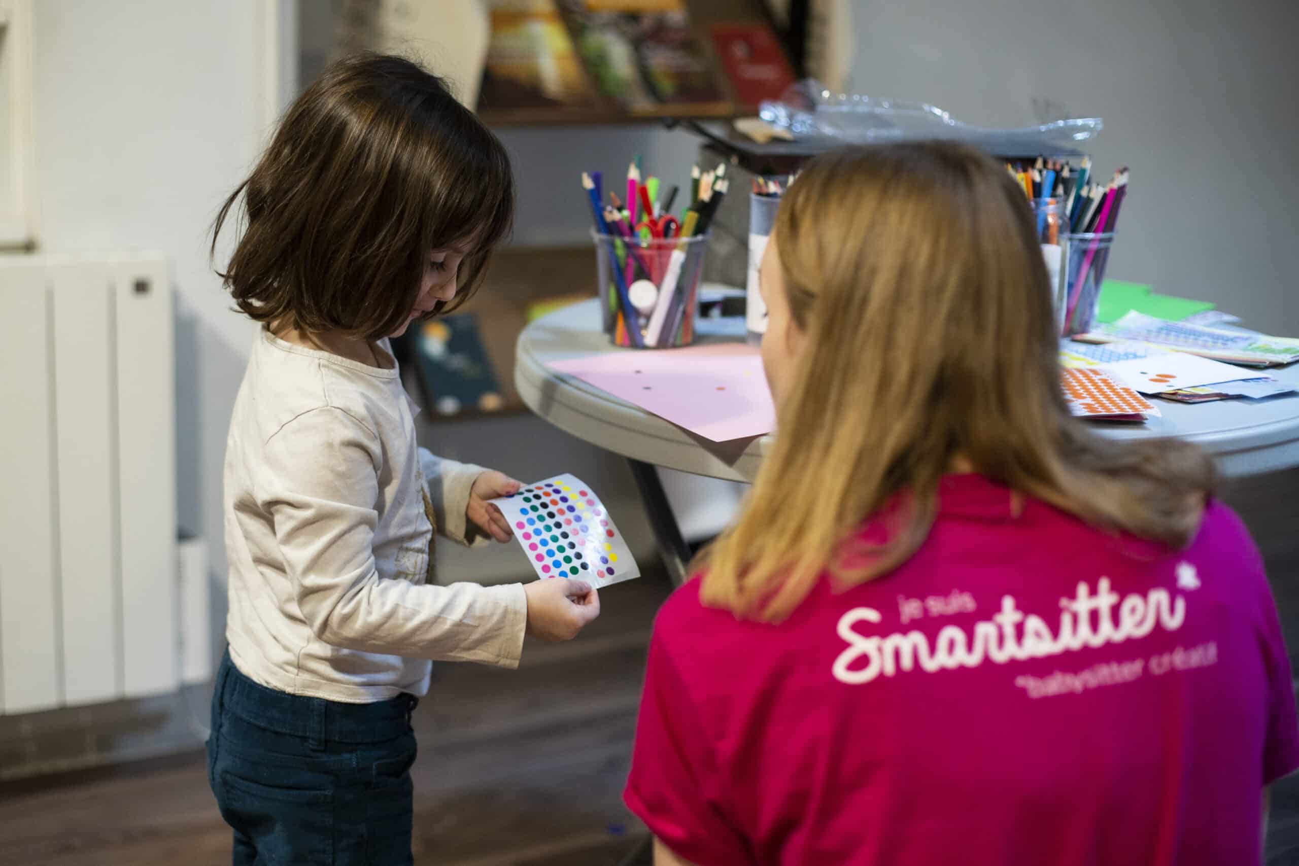 smartsitter étudiante avec une petite fille, faire du baby-sitting quand on est étudiant
