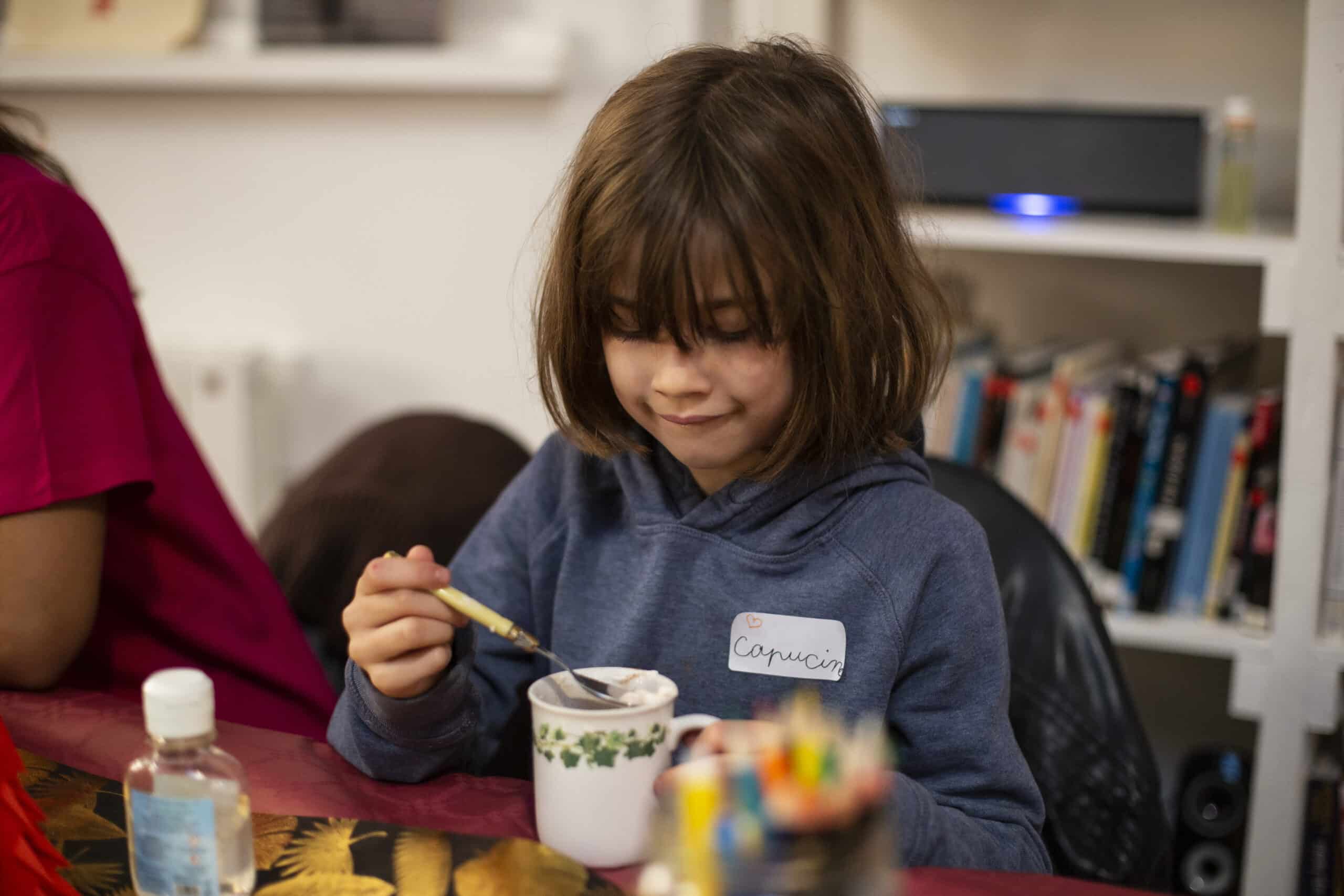 enfant qui peint pendant un atelier créatif, concours de l'ENSAD